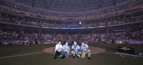 ▲FTISLAND昨日站上臺北大巨蛋，替富邦悍將「悍將中學」主題日獻唱，最後與球迷進行大合照。（圖／富邦悍將提供）