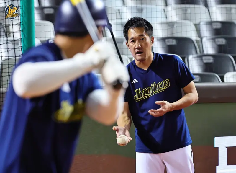 ▲中信兄弟總教練平野惠一，昨戰賽前談到強打砲手陳俊秀因背部不適下二軍，期盼睽違2個月重返一軍的38歲老將張志豪，補上火力空缺。（圖／中信兄弟提供）