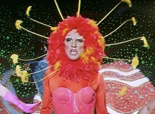 ▲泰倫斯史坦普以《沙漠妖姬》中扮演變裝皇后的演出，再創演藝事業高峰，還曾因該片來台出席金馬影展放映，對於台灣觀眾的熱情表現相當讚賞。（圖／摘自IMDb）