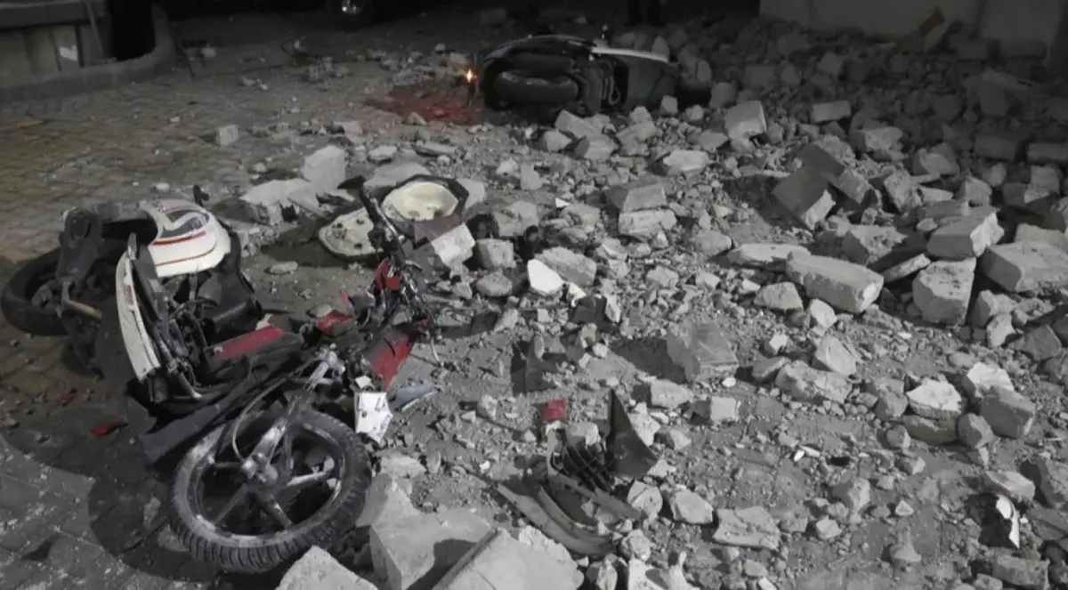 ▲印尼蘇拉威西島（Sulawesi）中部清晨發生強烈地震，規模達6級，造成當地數十人受傷。（圖／美聯社／達志影像）