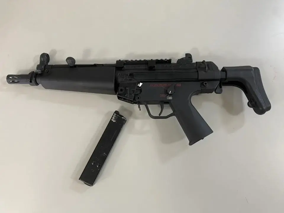 《CS:GO》搬上街頭！新店男持MP5衝鋒槍嚇壞住戶