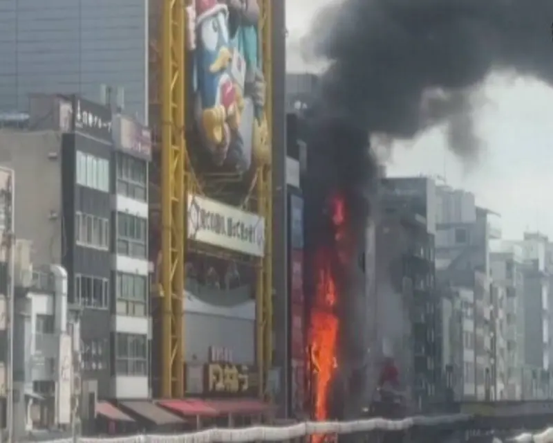 ▲大阪著名遊客區道頓堀，18日早上發生大火，起火點就在知名的「Donki」唐吉訶德店旁邊。（圖／翻攝自NHK）