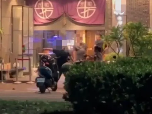 高雄男當街爆揍女友！ 掃把打斷還扯頭髮拖行　施暴惡行全被拍
