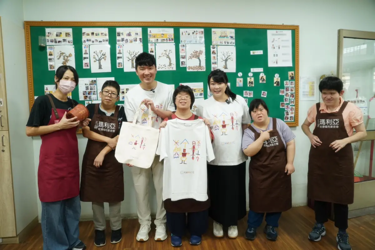 ▲Vannise溫倪詩共同創辦人邱子軒、鄭羽珈造訪瑪利亞愛心家園時，特地穿著公益T-shirt，與圖案原作者寶寬相見歡。寶寬看到自己的畫作被穿在身上，開心極了。（圖／瑪利亞基金會提供）