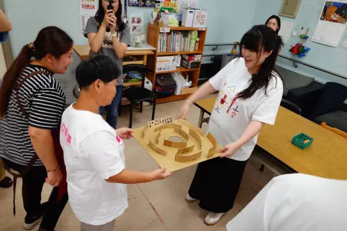 ▲為了更瞭解心智障礙者生活，以及瑪利亞基金會如何協助這群「瑪利亞天使」，邱子軒與鄭羽珈多次走訪瑪利亞的多個據點，並與服務對象親切互動。（圖／瑪利亞基金會提供）