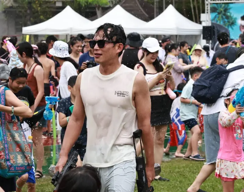 ▲民眾黨主席黃國昌出席水樂園活動，打水仗過程中隱約露出六塊肌。（圖／記者吳翊緁）