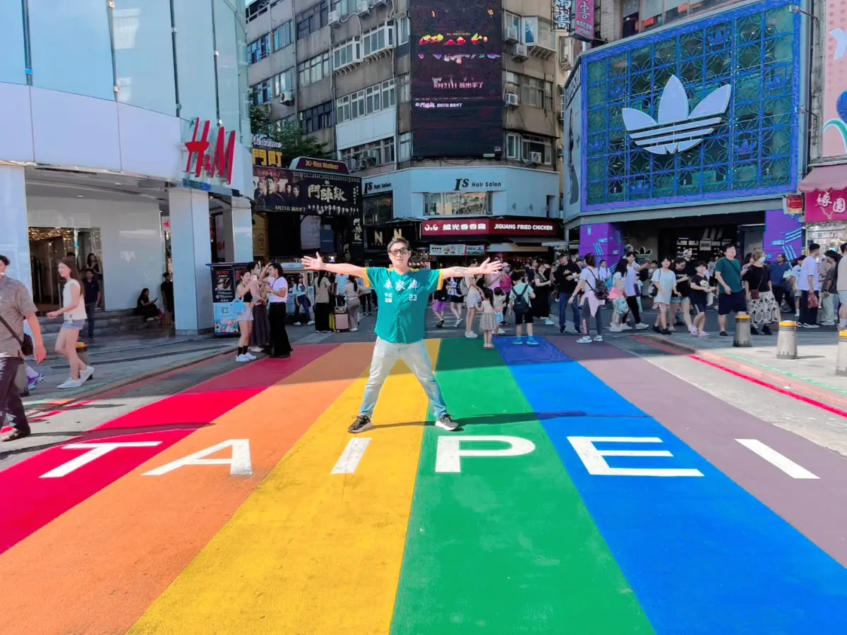 ▲全新彩虹地景於本週正式完工，繽紛色彩不僅成為拍照打卡的新景點，更展現城市對多元平權的支持。（圖／康家瑋提供）