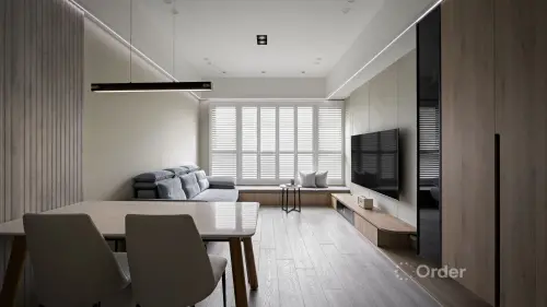 ▲設計師以日系無印風為基調，搭配低彩度大地色與白灰色系，為歐德師傅家營造清爽、溫潤氛圍。