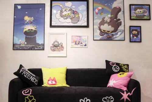 ▲《ZO&FRIENDS》沙發區有滿滿的ZOA相框。（圖／記者朱永強攝）