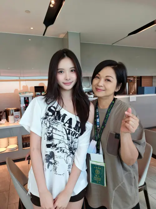 ▲作家蔡詩萍機場巧遇金馬影后楊貴媚，楊貴媚熱情與他女兒合照，一句「妳怎麼這麼高」讓蔡詩萍超得意。他將這段父女互動分享到臉書，引來粉絲幽默留言「岳父好」，更稱讚他根本是藉機「曬女兒」。（圖／翻攝自蔡詩萍臉書）