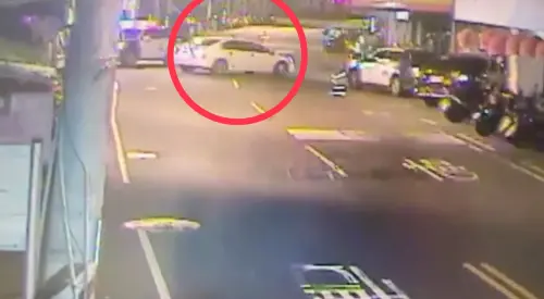 ▲警員到場後發現一輛白色自小客車正要駛離，立刻拉開警報並持槍喝令車上兩人下車受檢。（圖／翻攝畫面）