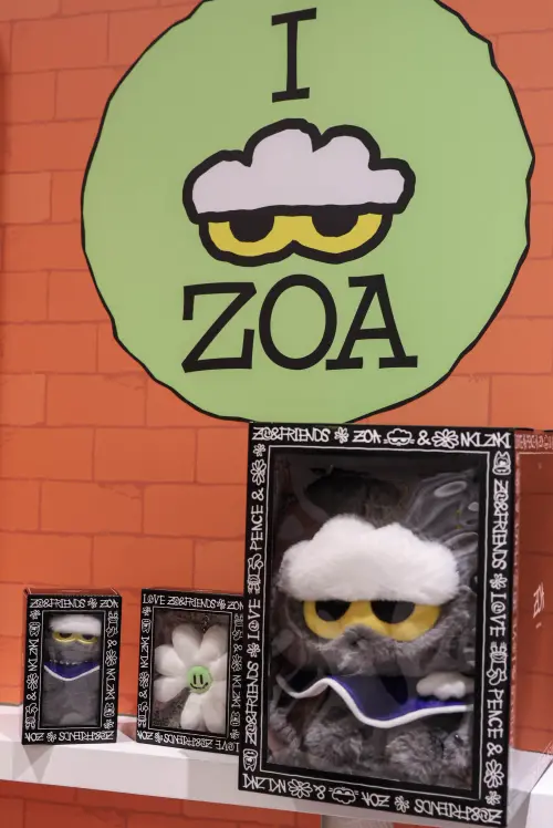 ▲左起：ZOA「絨毛吊飾鑰匙圈」1380元、中型「療癒系玩偶」1880元、A&NE「絨毛吊飾鑰匙圈」1080元。（圖／記者朱永強攝）