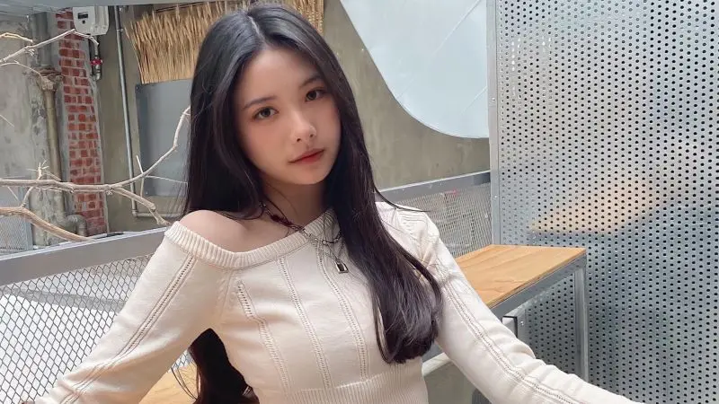 ▲作家蔡詩萍機場巧遇金馬影后楊貴媚，楊貴媚熱情與他女兒蔡中泠（如圖）合照，一句「妳怎麼這麼高」讓蔡詩萍超得意。他將這段父女互動分享到臉書，引來粉絲幽默留言「岳父好」，更稱讚他根本是藉機「曬女兒」。（圖／翻攝自蔡中泠IG@joyce05_）