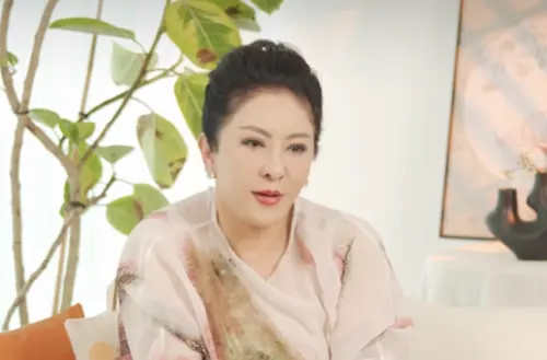 ▲向太（如圖）在自己的節目中說明幫助梅艷芳脫離黑道糾纏的始末。（圖／摘自 向太Tiffany 小紅書）