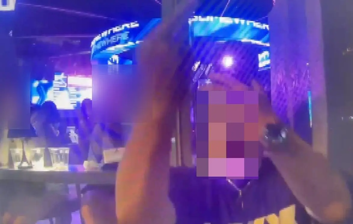 ▲今天深夜，台中一名男律師酒後騷擾女顧客還對警方比中指。（圖／翻攝畫面）