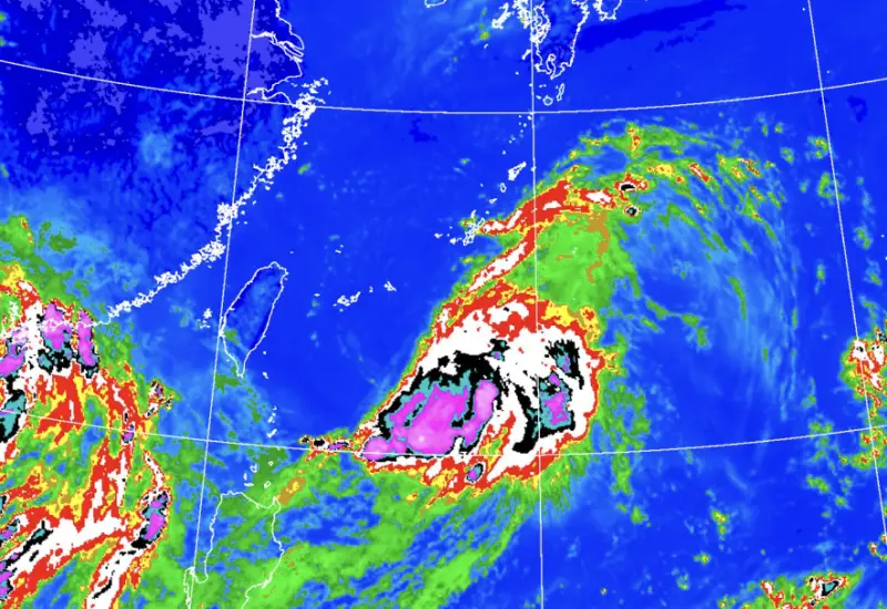 ▲台灣東方、琉球南方今（18）日上午出現「熱帶性低氣壓」，由於環境發展條件佳，最快今晚增強為「玲玲颱風。（圖／中央氣象署cwa.gov.tw）