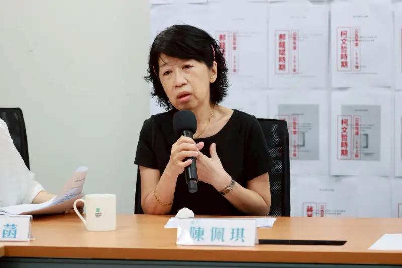 ▲民眾黨前主席柯文哲的妻子陳佩琪現身蘇偉碩的記者會,泣訴丈夫遭內政部、監察院聯手構陷。(圖/民眾黨團提供)