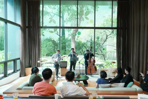 ▲陸府建設把社區公設變身音樂廳，安排台中指標爵士樂推廣工作室Jazzhead現場.（圖／陸府提供）