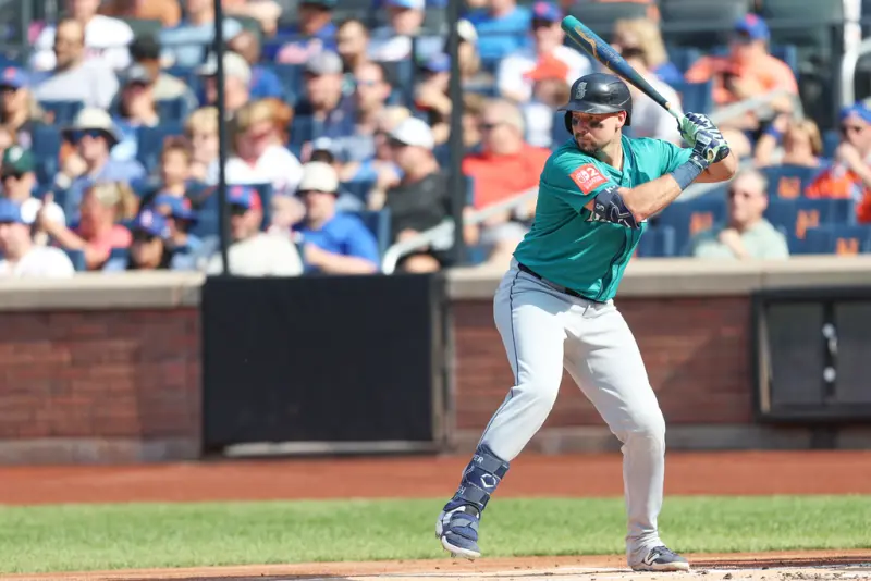 ▲MLB西雅圖水手重砲補手勞雷（Cal Raleigh）在今（18）日對上紐約大都會的比賽中，掃出個人本季第47轟，距離MLB歷史上捕手單季最多轟紀錄僅差1轟。（圖／美聯社／達志影像）