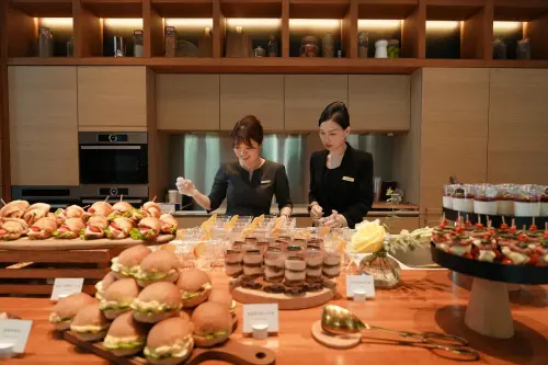 ▲陸府建設派駐在大樓社區的「精緻服務關係師」準備午茶點心及親手調製的.（圖／陸府提供）