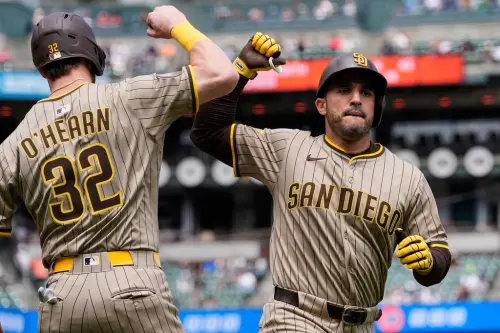 ▲埋伏在後段棒次的勞瑞亞諾（右），本季打出生涯年，上戰也對鄧愷威纏鬥11球後，仍選到保送上壘。（圖／美聯社／達志影像）