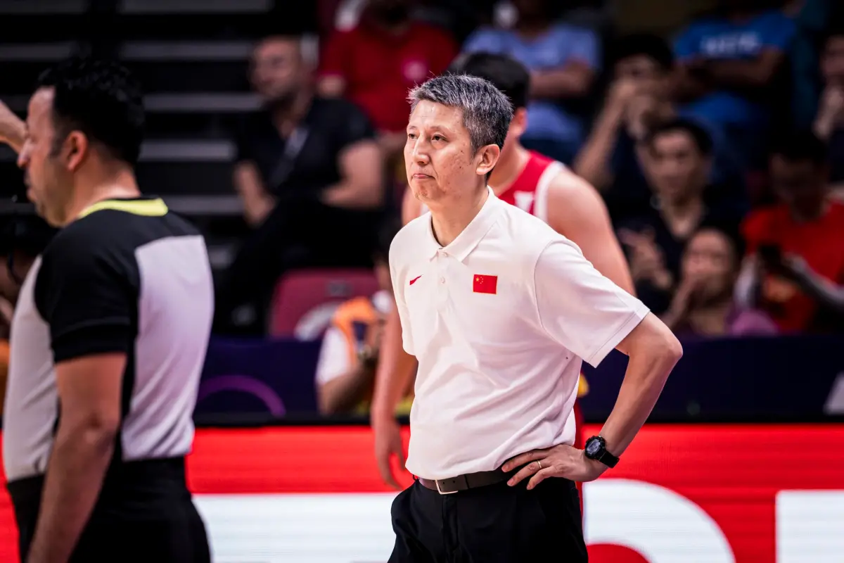 ▲中國大陸男籃以89：90一分惜敗澳大利亞，獲得銀牌。這是自2015年以來，中國隊在該賽事的最佳成績。總教練郭士強帶傷執教的背後故事，激勵全隊士氣。（圖／取自FIBA亞洲盃官網，fiba.basketball）