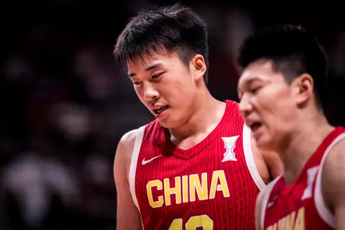 ▲年輕前鋒王俊杰透露，他曾被郭士強的一句話深深打動：「郭導在會上說，人是我挑的，戰術是我畫的，搞砸了全算我的。這讓我們只管拼命，天塌下來有他扛著。」（圖／取自FIBA亞洲盃官網）