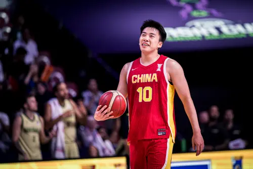 ▲年僅20歲、目前效力於美國舊金山大學的年輕前鋒王俊杰，首次代表國家隊出戰國際大賽便表現亮眼，不僅贏得外界肯定，中國內部更認為他是未來十年的核心拼圖。（圖／取自FIBA亞洲盃官網，fiba.basketball）