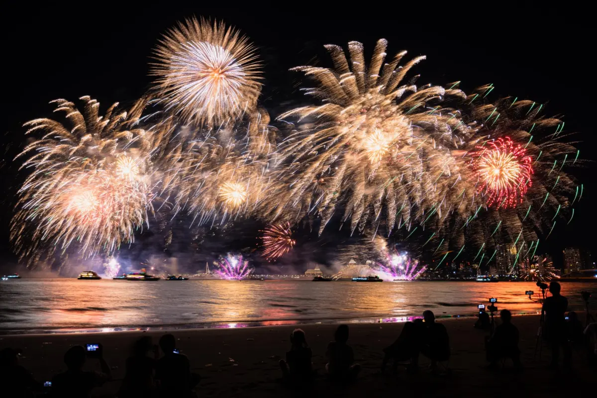 ▲「2025大稻埕夏日節」今（20）日邁入第三週，由於上週三場次受楊柳颱風影響取消，因此今晚300秒主題煙火秀將整併2週煙火，主題變成「金埕水漾」，將加長施放面寬，煙火秀視覺效果變成600公尺。（圖／記者陳人豪攝）