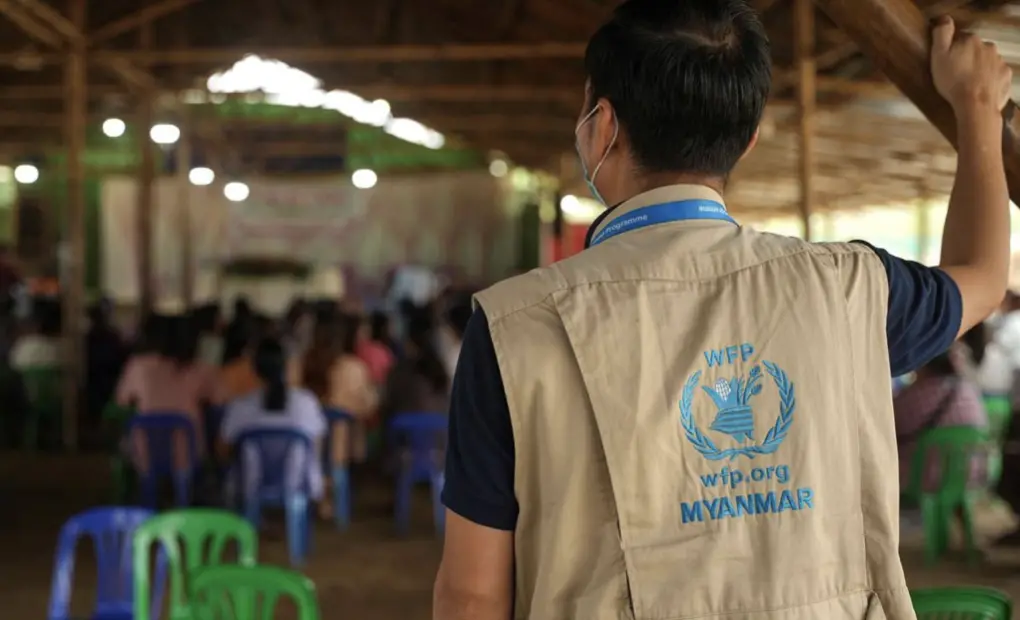 ▲美國凍結人道資金，重創長期依賴國際援助的若開邦。圖為今年3月18日，克欽邦居民排隊領取世界糧食計劃署最後一批援助物資。（示意圖／翻攝自法新社）