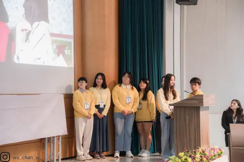 ▲AI或許能協助學生完成作業，但不能取代消化知識與提問探索的過程。透過競賽引發的倫理討論，能讓學生從「知識接受者」轉變為「知識詮釋者」，進一步確保科技發展能夠帶來正面影響。圖為2024年參賽組別分享現場畫面。（圖／信義房屋提供）