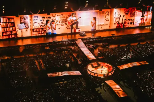 ▲「無名高地到鳥巢的十年」，五月天將與鳥巢的回憶寫進歌裡。每一滴汗水與淚水，都化為音符傳達他們對舞台和歌迷的熱愛。（圖／相信音樂提供）