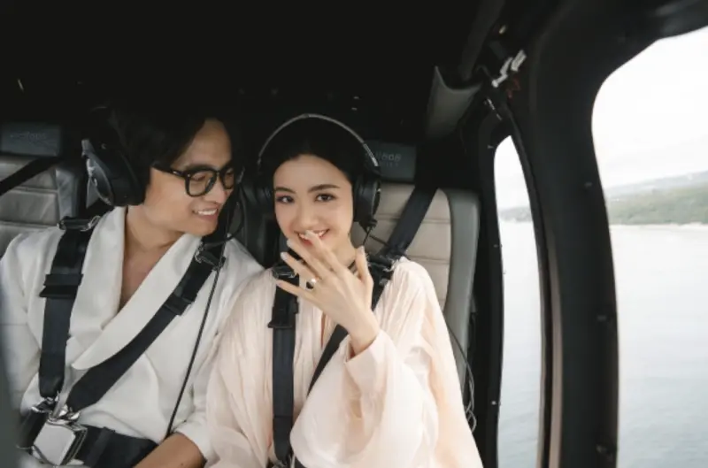 ▲越南男子上個月帶著女友黃英到印尼峇里島旅遊時，安排了一場浪漫的直升機求婚。（圖／翻攝自影片）
