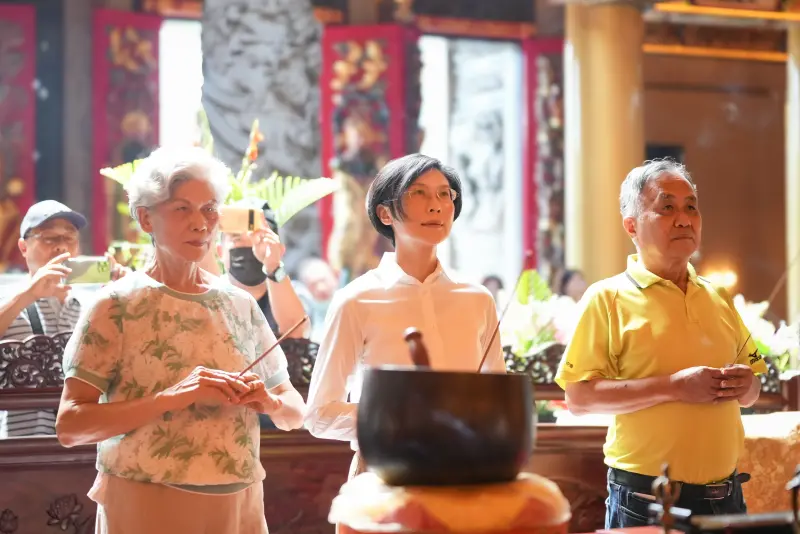 ▲林岱樺在母親陪同下前往鳳山天公廟參香，並在神明面前發誓自己清清白白、乾乾淨淨。（圖／林岱樺辦公室提供）