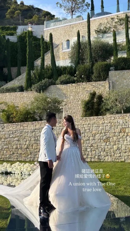 ▲林千又夏威夷辦婚禮，和老公甜蜜合影，她在IG限動寫下：確認過這是愛情的魔樣。（圖／翻攝自林千又IG＠cocomademedomydream）