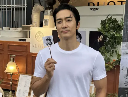 ▲宋承憲過去以孝順出名，從不吝嗇分享與父母之間的生活。（圖／宋承憲IG@songseungheon1005）