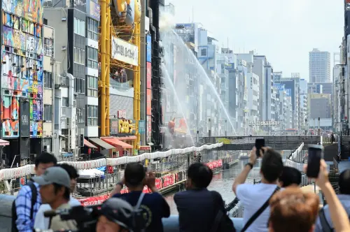 ▲民眾好奇圍觀，還有人拿出手機拍照。（圖／美聯社／達志影像）