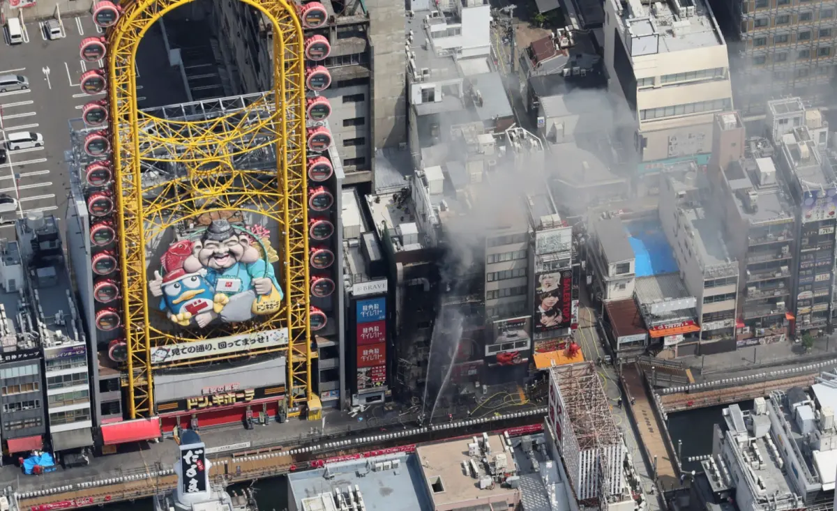 ▲大阪道頓堀火災，花了約3小時才控制住火勢，2名消防人員在救火過程中殉職。（圖／美聯社／達志影像）