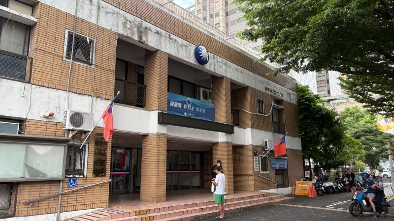    ▲國民黨台中市黨部為迅速達標，在市黨部抄寫黨員名冊進行幽靈連署。（圖／記者顏幸如攝，2025.08.18）  