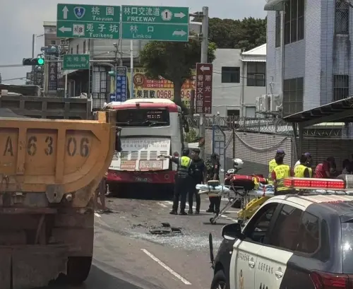 桃園3大車連環撞！客運上下客遭砂石車追撞釀9傷
