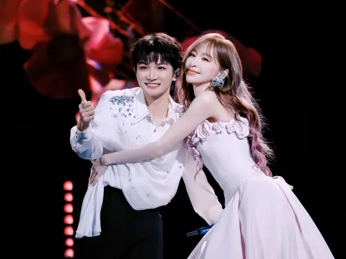 ▲王心凌（右）北京開唱，最後一日周深（左）助陣演出。（圖／天晴娛樂提供）