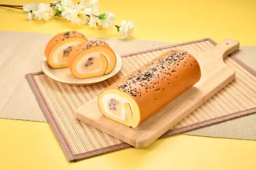 ▲蛋黃酥風味生乳捲售價18公分525元、12公分獨享捲465元。（圖／亞尼克提供）