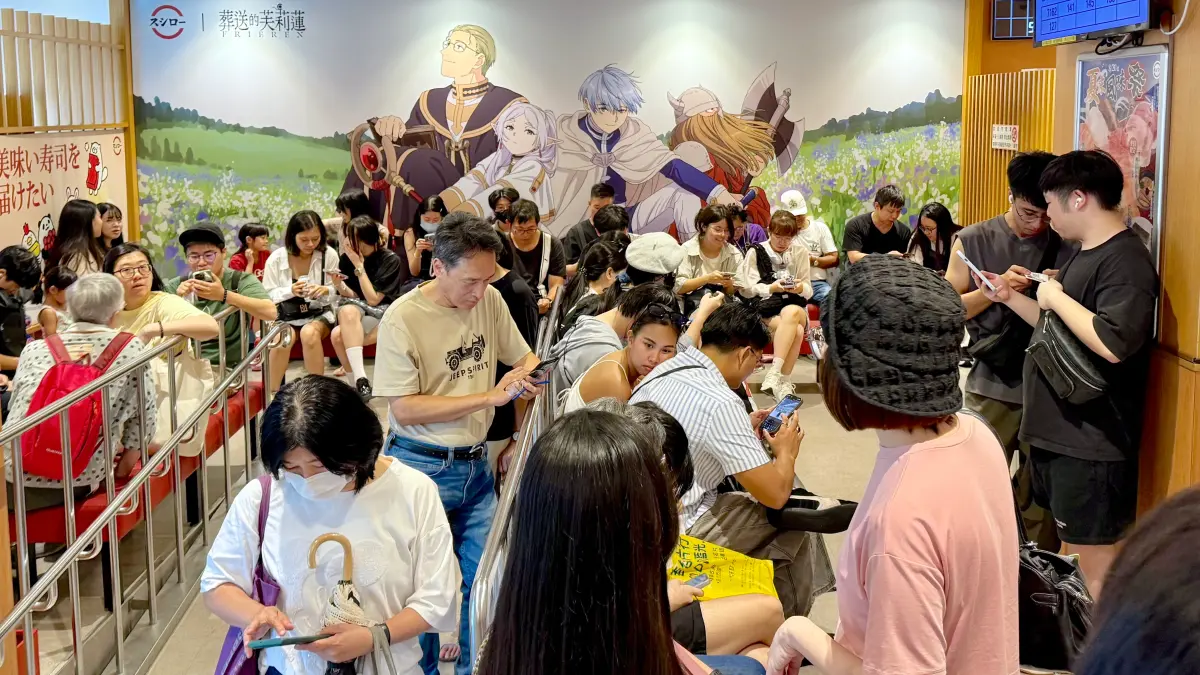 ▲壽司郎表示：「《葬送的芙莉蓮》周邊今開搶！」台北西門町中華路主題店湧排隊人潮，搶先直擊開箱；藏壽司Peanuts史努比圓盤8月25日開搶。（圖／記者蕭涵云攝）