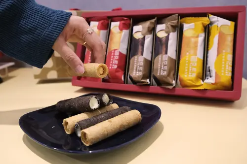 ▲生乳捲風味蛋捲鎏金禮盒，售價520元。（圖／亞尼克提供）