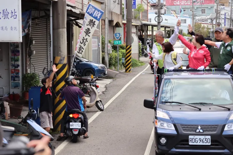 ▲立法委員何欣純率領多位民進黨市議員，為期五天的「民主車隊大車掃」行程(圖／何欣純服務處提供2025.8.18)