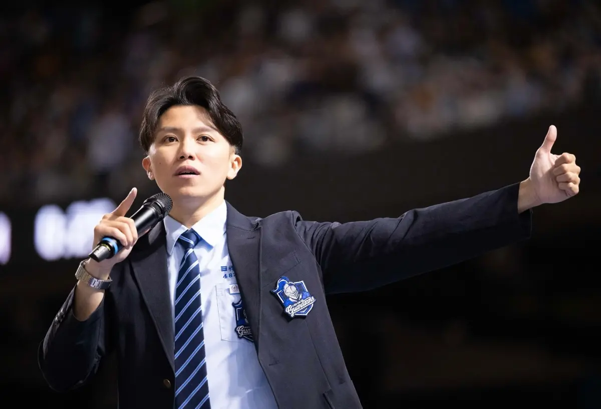 ▲富邦悍將人氣韓援李珠珢、南珉貞應援時做出「騎隊旗」不當舉動，引發軒然大波，團長阿崔今（18）日出席活動時還原事發經過。（圖／取自Travis崔維斯Facebook粉絲團）