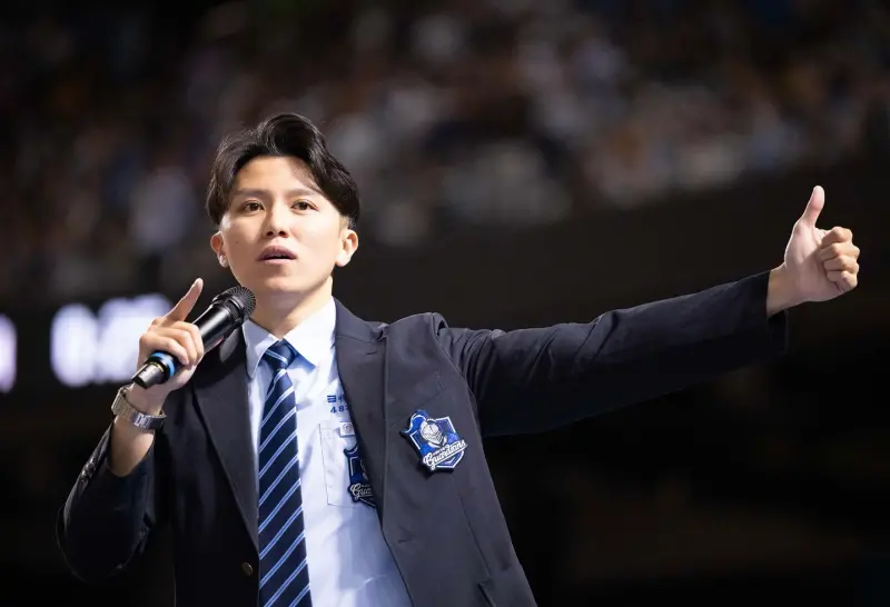 ▲富邦悍將人氣韓援李珠珢、南珉貞應援時做出「騎隊旗」不當舉動，引發軒然大波，團長阿崔今（18）日出席活動時還原事發經過。（圖／取自Travis崔維斯Facebook粉絲團）