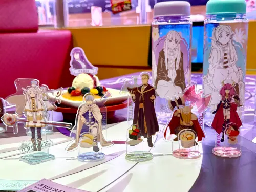 ▲壽司郎《葬送的芙莉蓮》盲袋壓克力立牌5款。（圖／記者蕭涵云攝）