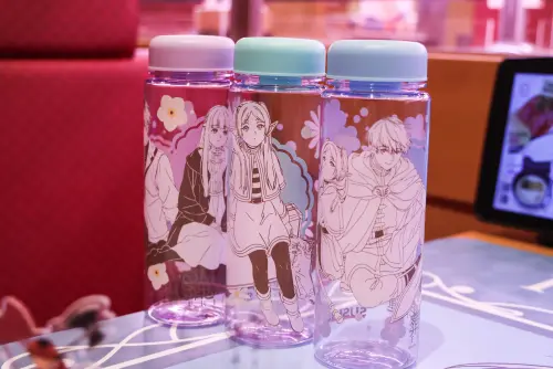 ▲壽司郎《葬送的芙莉蓮》旅行冷水瓶3款。（圖／記者朱永強攝）