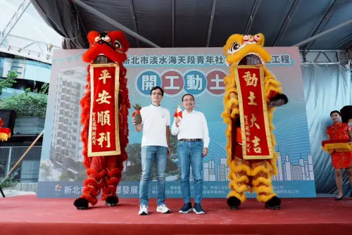 ▲侯市長與城鄉局黃國峰局長共同接好彩頭。